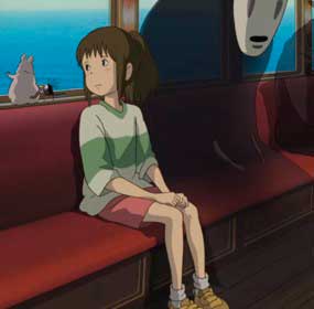 Imagem de uma cena do longa 'A Viagem de Chihiro, onde mostra Chihiro viajando em um trem ao lado de Kaonashi.