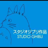 Imagem da logomarca do Studio Ghibli, onde vemos um plano azul com o nome da empresa e um skecth do personagem Totoro.