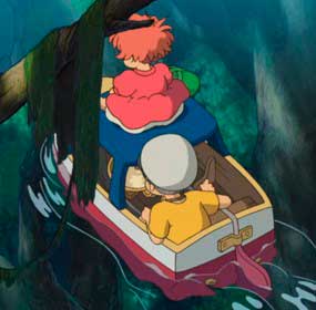 Imagem de uma cena do longa 'Ponyo: Uma amizade que veio do mar', onde mostra Ponyo e Sosuke em um pequeno barco no meio de um pantano.